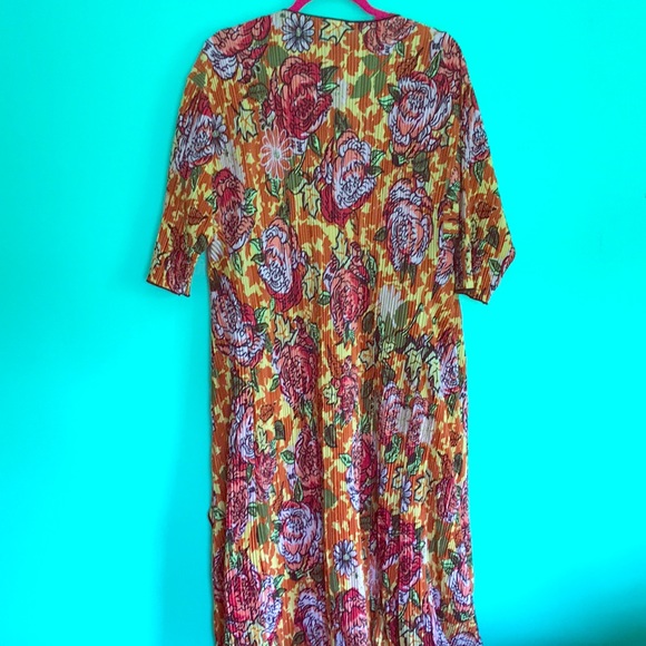 LuLaRoe Tops - Small Shirley Kimono roses and leaves print 🍁